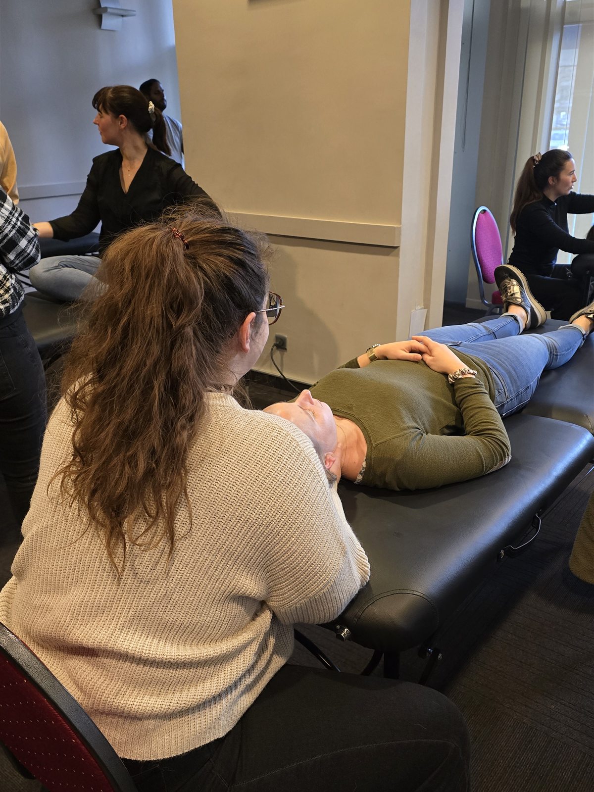 Participants en exercice pendant une session de formation hypnose