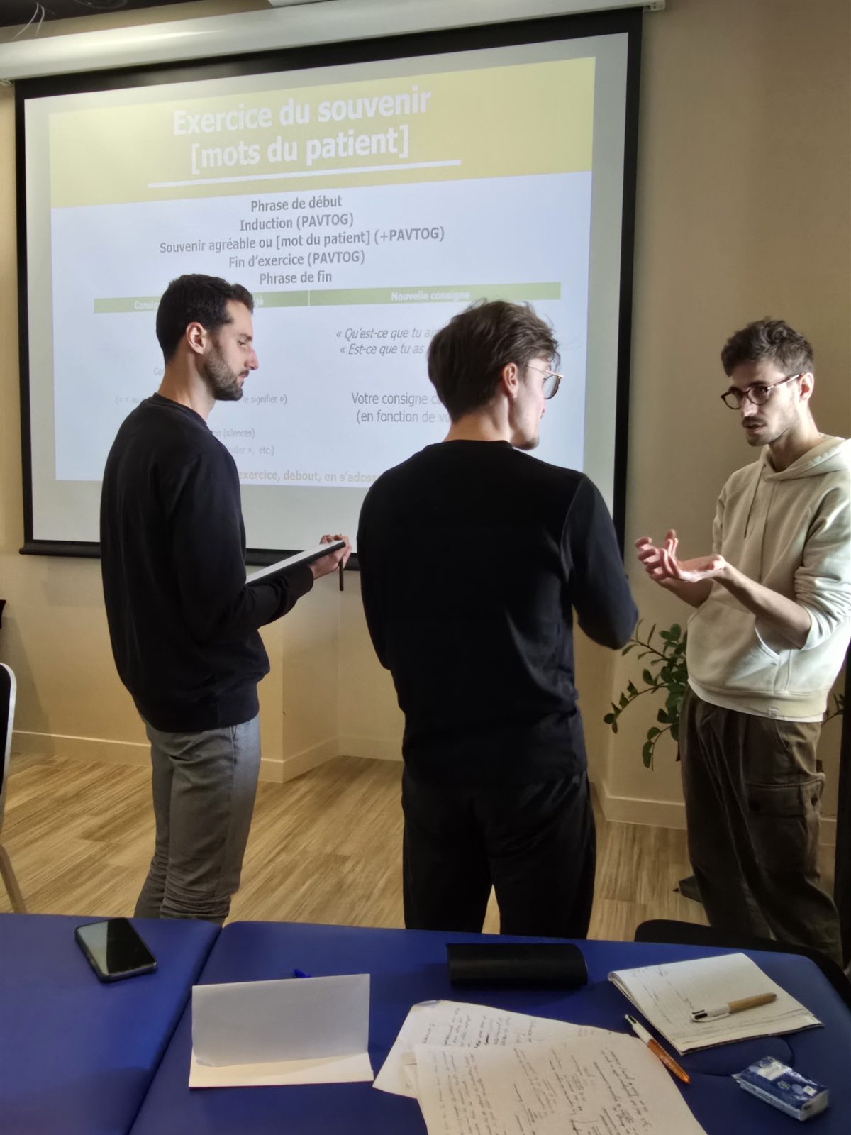 Échanges entre participants lors d'un exercice d'hypnose